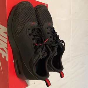 Nike Air Max Tavas - Black with Red